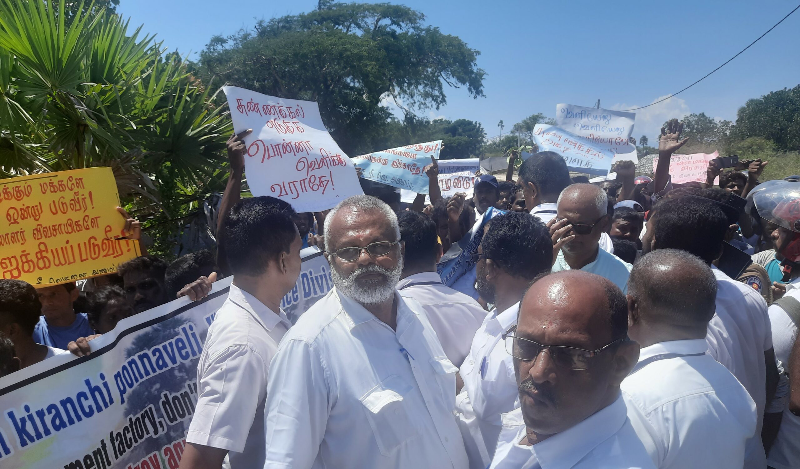 பொன்னாவெளியில் டக்ளஸை ஓட ஓட விரட்டியடித்தனர் மக்கள்! வாய்த்தர்க்கம் கைகலப்பாக மாறியது; அமைச்சரின் ஆதரவாளர்களும் ஓட்டம்.