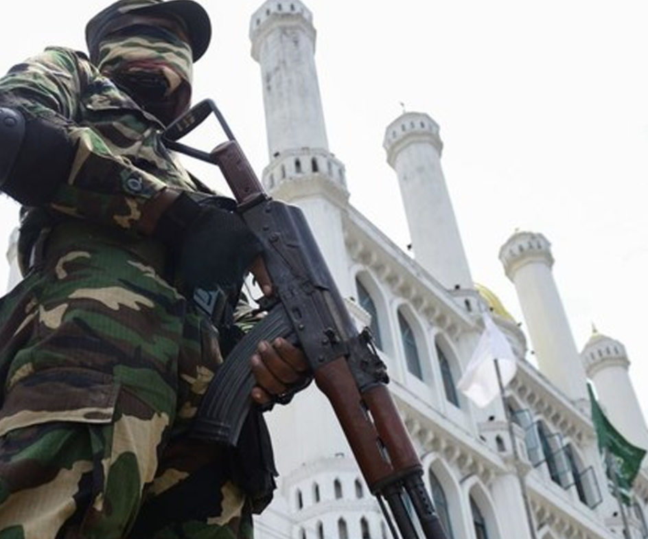 முஸ்லிம் பள்ளிவாசல்கள் 7,350க்கு பொலிஸ்-STF-இராணுவ பாதுகாப்பு!