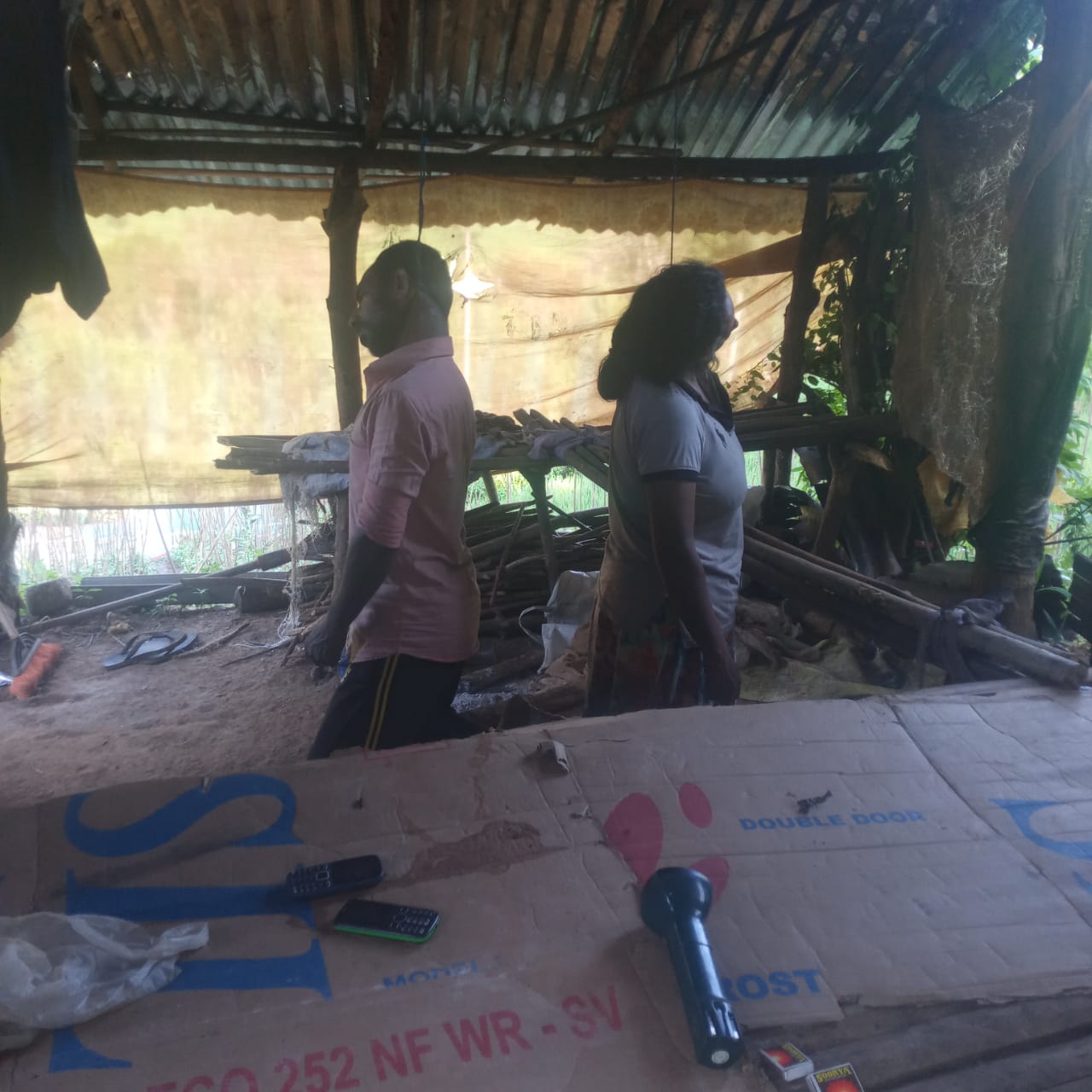 ஒரே வீட்டில் தூக்கில் தொங்கியவாறு ஆணும் பெண்ணும் சடலங்களாக மீட்பு  – கொலையா? தற்கொலையா? எனப் பொலிஸார் தீவிர விசாரணை.