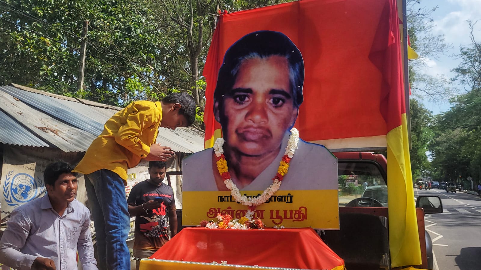 வவுனியாவை இன்று வந்தடைந்த அன்னை பூபதியின் திருவுருவப்படம் தாங்கிய ஊர்திக்கு மக்கள் அஞ்சலி.