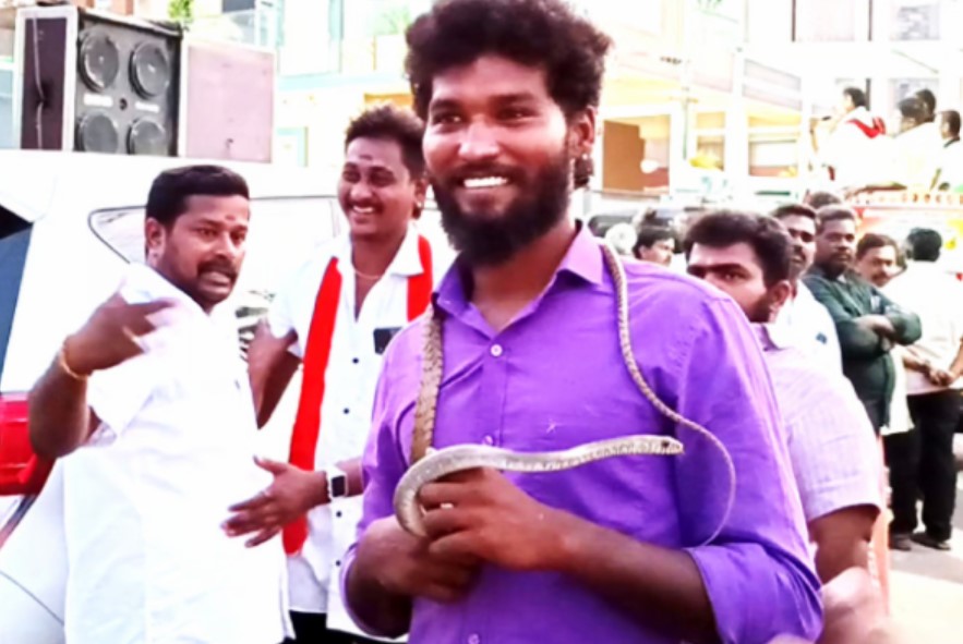 தேர்தல் பிரச்சாரத்தில் பாம்புடன் ஜாலியாக சுற்றித்திரிந்த வாலிபர் – அலறிய பொதுமக்கள்!