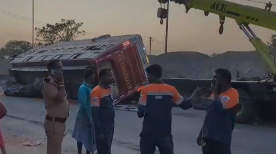 ஆம்னி பேருந்து தலைகீழாக கவிழ்ந்து விபத்து: 15 பேர் காயம்