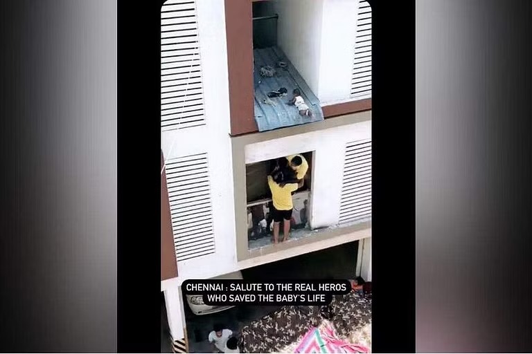 தாயின் கைகளிலிருந்து நழுவி உலோகக் கூரையில் விழுந்த குழந்தை மீட்பு.