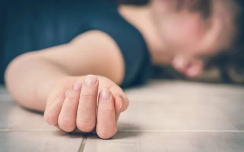 அவிசாவளை   ஹோட்டல் அறையில் 23 வயது இளம்பெண் மரணம் : சந்தேக நபர் கைது.