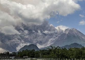 இந்தோனேஷியாவில் வெடித்து சிதறும் எரிமலை.மக்கள் வீடுகளை விட்டு வெளியேற்றம்.