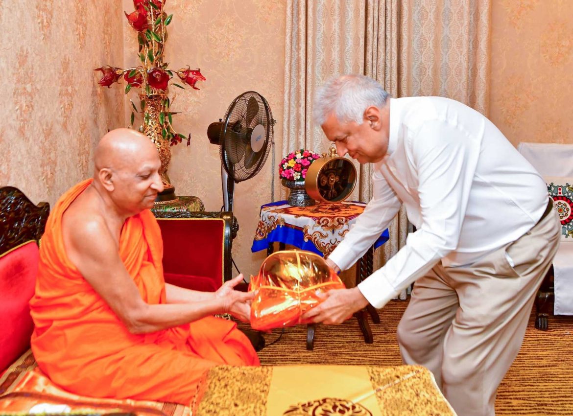 ஜனாதிபதி மல்வத்து மற்றும் அஸ்கிரி மகா விகாரைக்கு சென்று ஆசிர்வாதம் பெற்றுக்கொண்டார்.