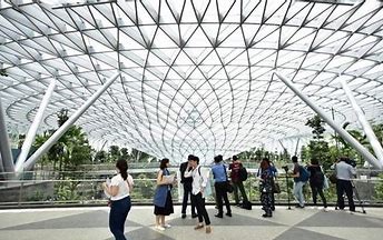 சிங்கப்பூர் விமான நிலையம், இந்த ஆண்டு இரண்டாவது இடத்திற்கு தள்ளப்பட்டு உள்ளது.