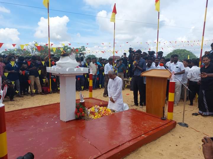 முள்ளிவாய்க்கால் நினைவு முற்றத்தில் சுமந்திரன் மண்டியிட்டு அஞ்சலி! (Photos)