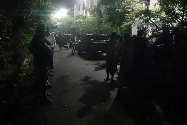 கைக்குண்டுடன் இரு குழந்தைகளை  பிணையக் கைதியாக்கியுள்ள தந்தை