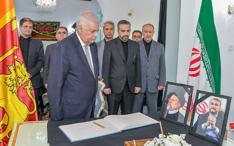 ஈரான் ஜனாதிபதியின் மறைவுக்குக் கொழும்பிலுள்ள தூதரகத்துக்குச் சென்று இரங்கல் தெரிவித்த ரணில்!