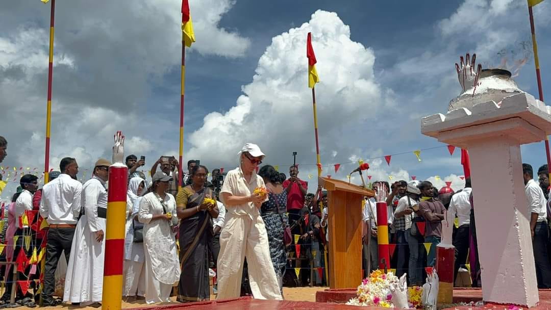 முள்ளிவாய்க்கால் நினைவு முற்றத்தில் சர்வதேச மன்னிப்புச் சபையின் செயலாளர் மலர் தூபி, மண்டியிட்டு அஞ்சலி!