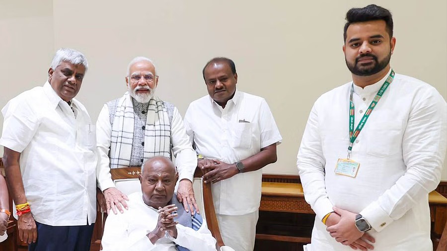 கர்நாடகாவை அதிரவைத்துள்ள பா.ஜ.க கூட்டணி வேட்பாளரின் காமலீலைகள்: வைரலான வீடியோக்களால் பின்னடைவு?