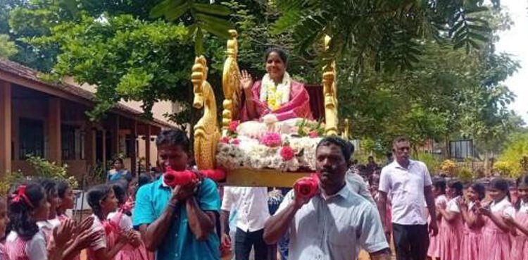 பாடசாலையிலிருந்து ஓய்வு பெற்ற தலைமையாசிரியை  பல்லக்கில் சுமந்த மக்கள் (வீடியோ)