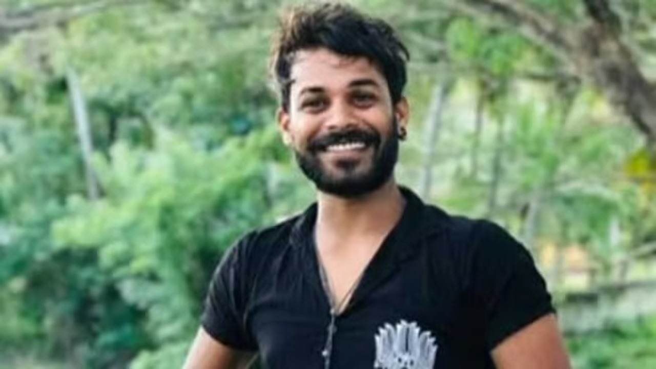 காதலியை தேடிச் சென்ற  இளைஞன் , சடலமாக காட்டிலிருந்து கண்டெடுக்கப்பட்டுள்ளது.