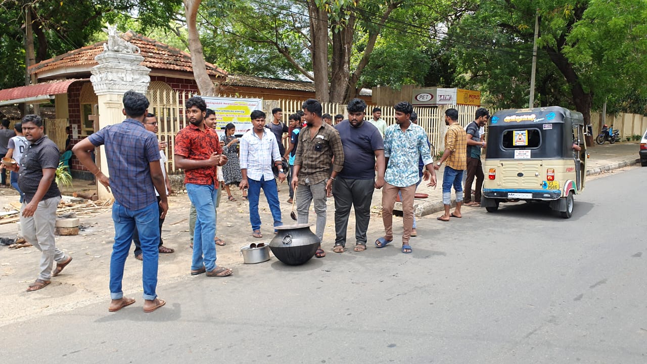 யாழ். பல்கலைக்கழக மாணவர்களால் முள்ளிவாய்க்கால் கஞ்சி வழங்கல்! (Photos)