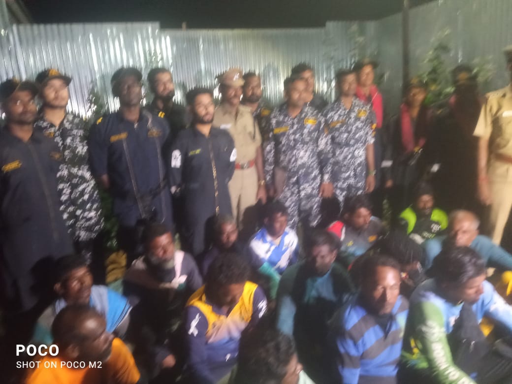 இலங்கை, இந்திய மீனவர்கள் 17 பேர் சிறப்பிடிப்பு!