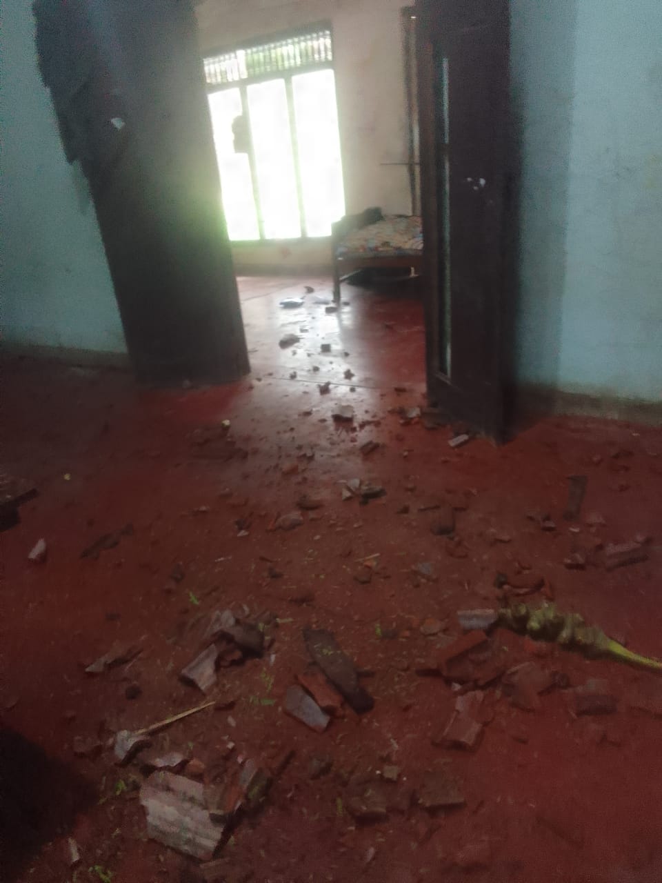 யாழில் பனை மரம் முறிந்து வீழ்ந்து வீடொன்று சேதம்.