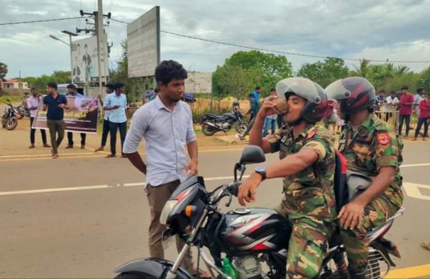 முள்ளிவாய்க்கால் கஞ்சி பருகிய இராணுவத்தினர்!