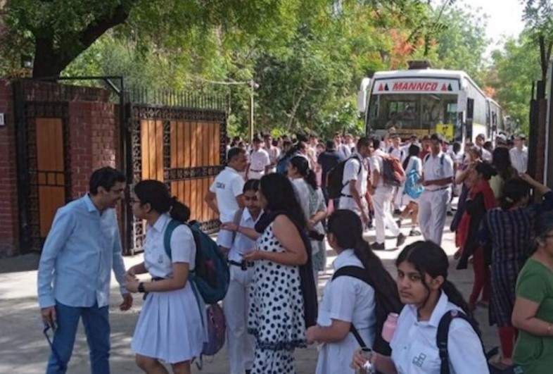 பள்ளிக்கு வெடிகுண்டு மிரட்டல் விடுத்த மாணவன்… என்ன காரணம் தெரியுமா?