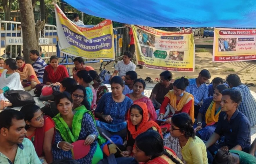 25,000 பள்ளி ஆசிரியர்கள் நியமனம் ரத்து – உயர் நீதிமன்ற தீர்ப்புக்கு உச்ச நீதிமன்றம் தடை!