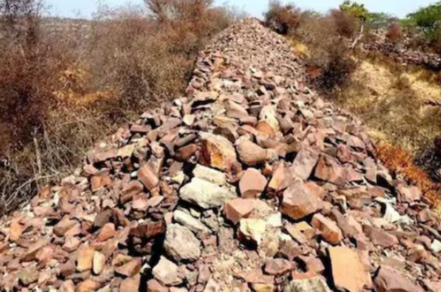 புதையலுக்காக கோட்டையை இடித்து தரைமட்டமாக்கிய மக்கள் – காத்திருந்த அதிர்ச்சி!