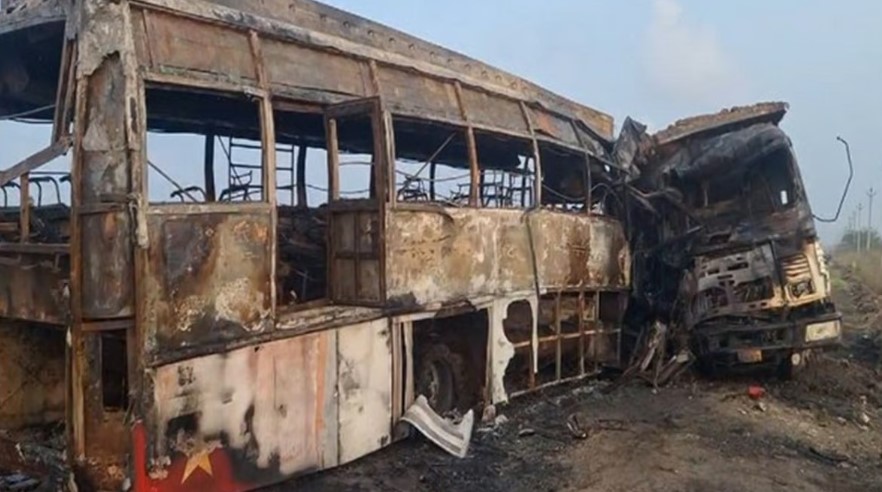 ஆந்திரத்தில் லாரி-பேருந்து மோதி கோர விபத்து: 6 பேர் பலி