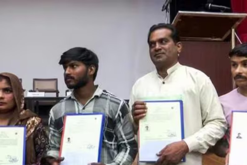 300 பேருக்கு சிஏஏ சட்டம் மூலம் இந்திய குடியுரிமை வழங்கிய மத்திய அரசு