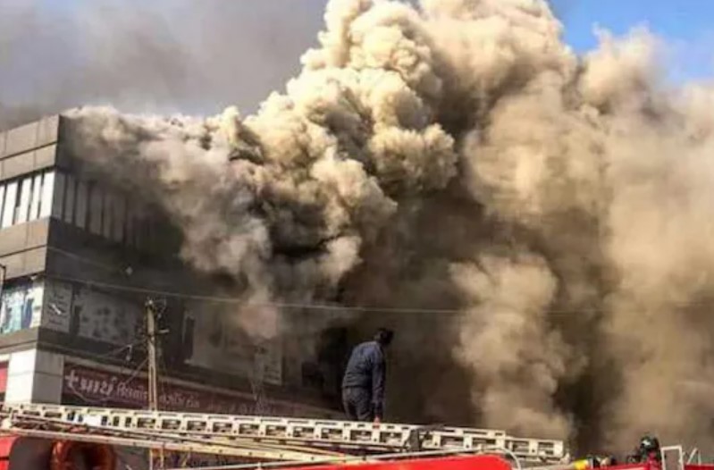 குஜராத் மாலின் கேமிங் சென்டரில் பயங்கர தீ விபத்து : 27 பேர் உயிரிழந்த சோகம்