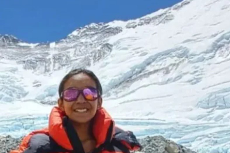 16 வயதில் சாதனை – எவரெஸ்ட் சிகரத்தில் ஏறி 12ஆம் வகுப்பு மாணவி அசத்தல்!