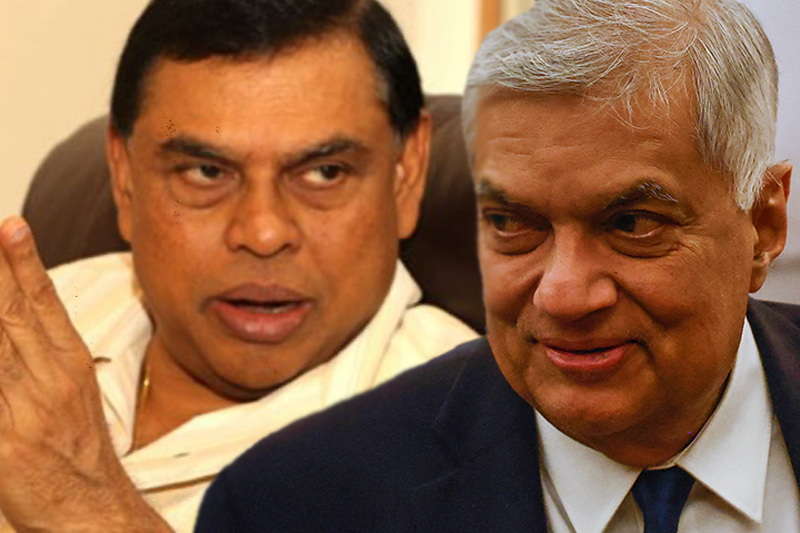 அடித்தாடுவதா? ஆட்டமிழப்பதா?  ரணிலே தீர்மானிக்கட்டும் என்று கூறுகின்றார் பஸில்