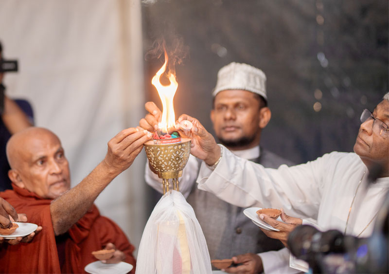 கொழும்பில் நடந்த இன மத பேதமற்ற நினைவேந்தல் நிகழ்வு (Photos)