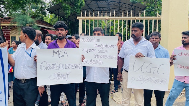 கல்விசாரா ஊழியர்களின் சம்பள உயர்வைக் கோரி யாழ். பல்கலைக்கழகத்தில் கவனயீர்ப்புப் போராட்டம்.