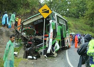 இந்தோனேஷியாவில் அடுத்தடுத்து பஸ் மோதிய விபத்தில், மாணவர்கள் உட்பட 11 பேர் பலி.