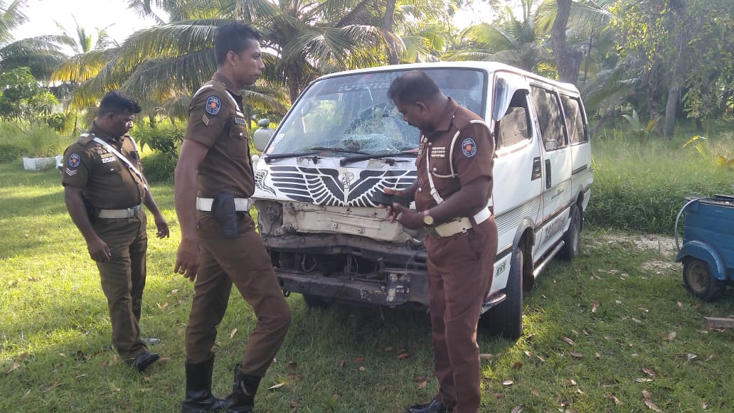 யானையைக் கண்டு பயந்து ஓட்டோவைத் திருப்ப முயன்ற சாரதி வானில் மோதி சாவு!