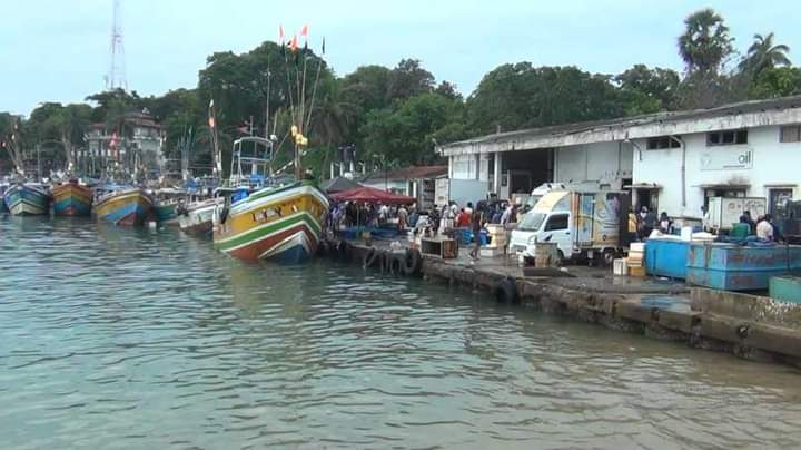 மதுசாரம் என நினைத்து விஷத் திரவம் பருகிய மீனவர்களில் நால்வர் மரணம்!  – இருவரின் உடல் நிலை மோசம்.