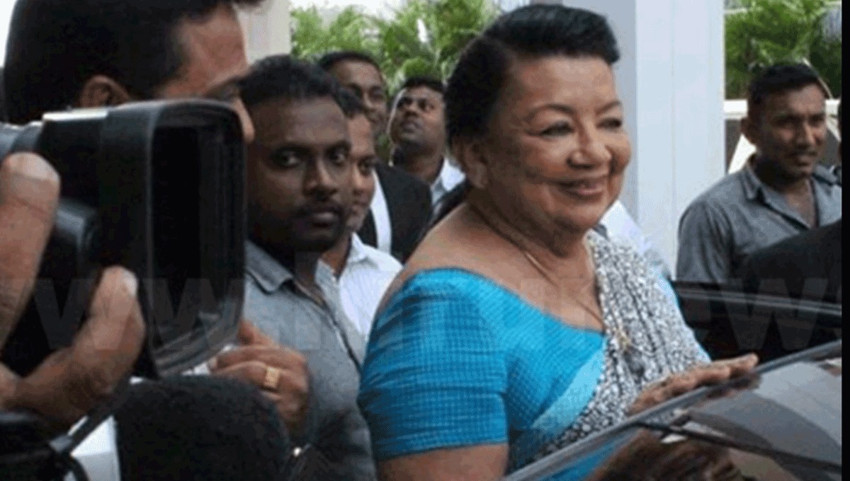 வெள்ளத்தை பார்க்க சென்ற மகிந்தவின் மனைவி ஷிரந்திக்கு மக்கள் எதிர்ப்பு..