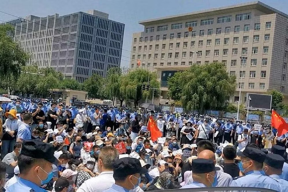 சீன வங்கி மோசடி : பணம் இழந்து, நியாயம் கேட்கச் சென்றோர் மாதக் கணக்கில் தடுத்து வைப்பு