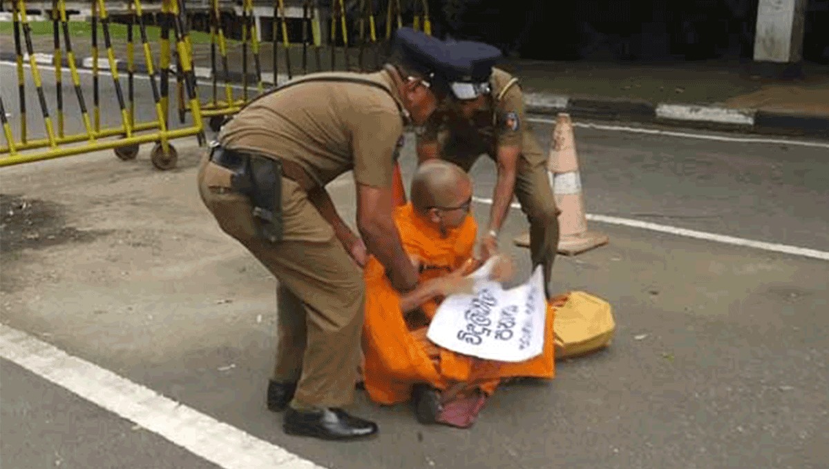 வீதியில் அமர்ந்து உண்ணாவிரதம் இருந்த பலாங்கொட கஸ்ஸப தேரர் கைது!
