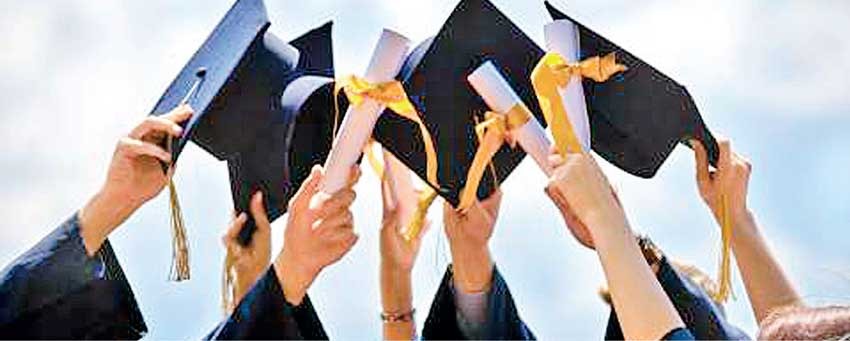 பட்டதாரி மாணவர்களுக்கு கடன்.. படித்து முடித்த பின் திருப்பிச் செலுத்த வேண்டும் .