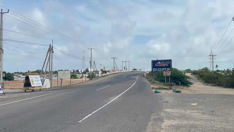 மன்னார் பாலம் அருகே இருந்த சோதனை சாவடி அகற்றப்பட்டது.