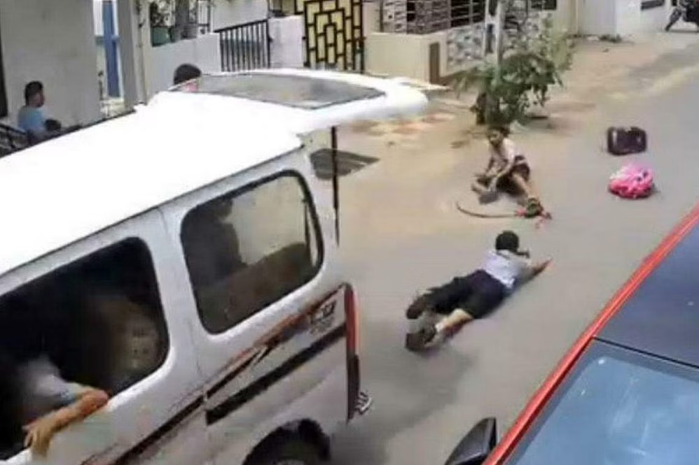 வாகனத்திலிருந்து தவறி விழுந்த பள்ளி சிறுமிகள்; ஓட்டுநர் கைது (காணொளி)