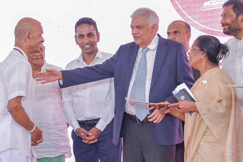 காணி உறுதி வழங்குவதை தடுக்கும் அதிகாரிகள் பற்றிய தகவல்கள் தேடுப்படுகின்றன.