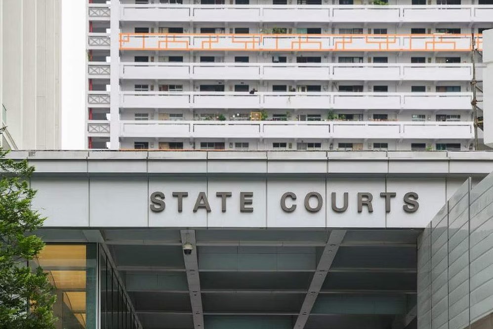 காதலருடன் இருக்க சட்டவிரோத வேலை அனுமதிச்சீட்டு வாங்கியவருக்குச் சிறை.