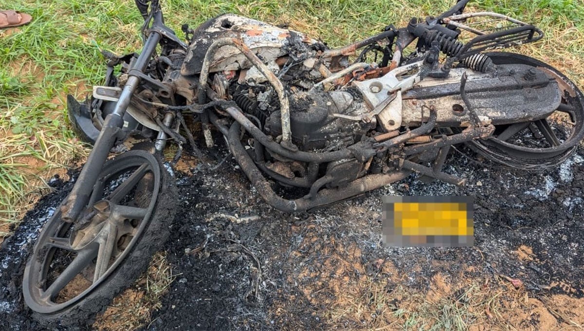 சுன்னாகத்தில்  எரிந்த நிலையில் மோட்டார் சைக்கிள்.