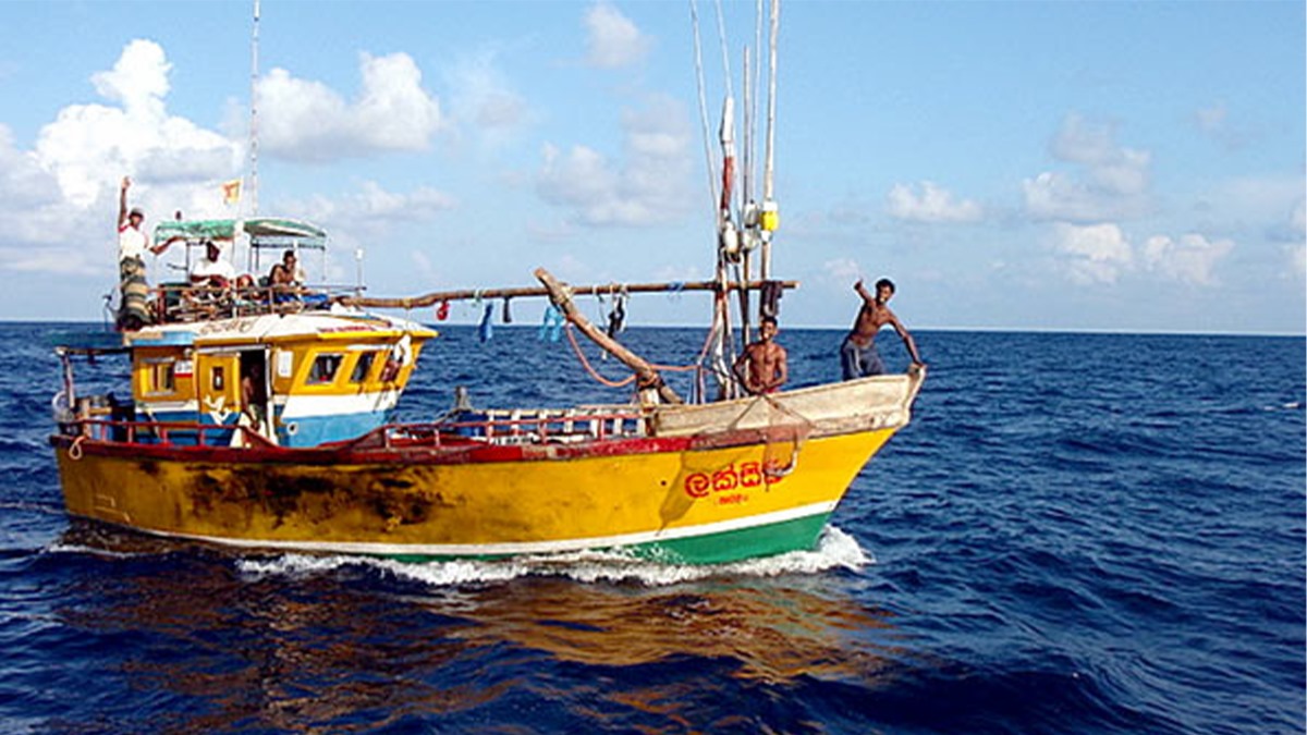 உயிருக்கு போராடும் மீனவர்களை மீட்டுள்ள சிங்கப்பூர் கப்பல்.