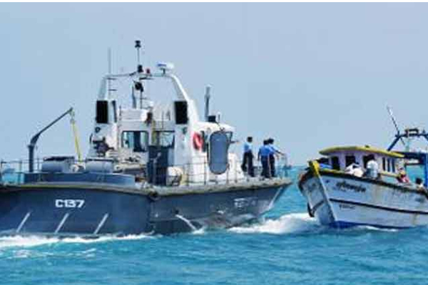 இந்திய மீனவர்களின் தாக்குதலில் கடற்படைச் சிப்பாய் ஒருவர் மரணம்  – 10 மீனவர்கள் படகுடன் சிறைப் பிடிப்பு.