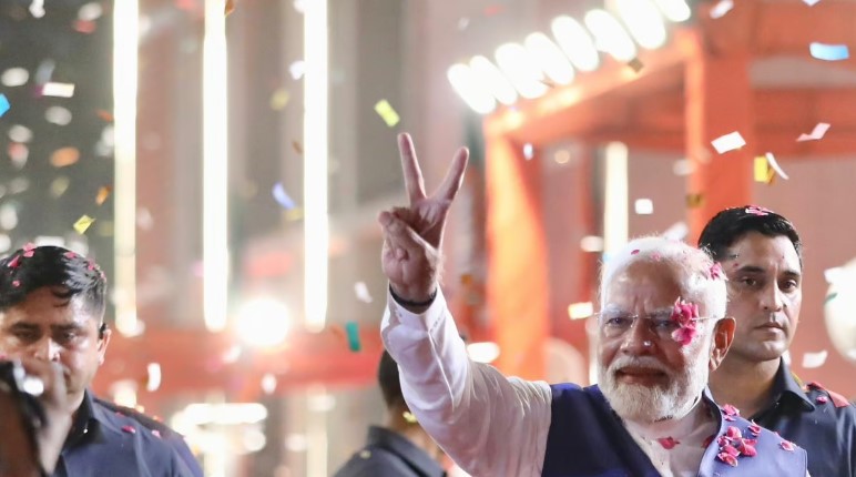 மோடியின் பதவியேற்பு விழாவில் கலந்து கொண்டு, புதிய அமைச்சரவையை ஆசிர்வதிப்பதற்காக அழைக்கப்படும் திருநங்கைகள் !