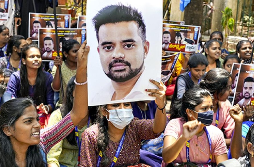 பாலியல் வழக்கில் கைதான பிரஜ்வல் ரேவண்ணா  வீட்டில் சிக்கிய மிக முக்கிய ஆதாரம்!