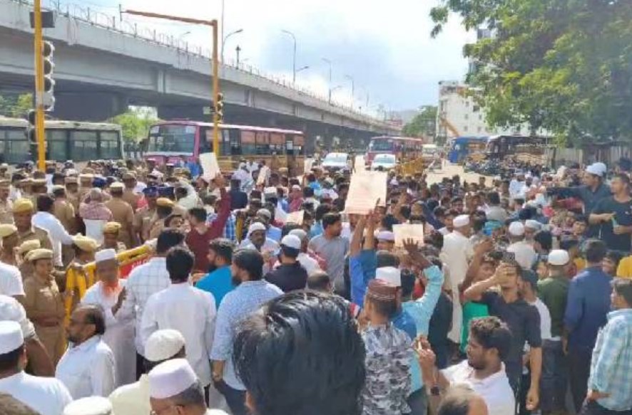 கோயம்பேட்டில் உள்ள மசூதியை இடிக்க எதிர்ப்பு தெரிவித்து இஸ்லாமியர்கள் கடும் போராட்டம்!