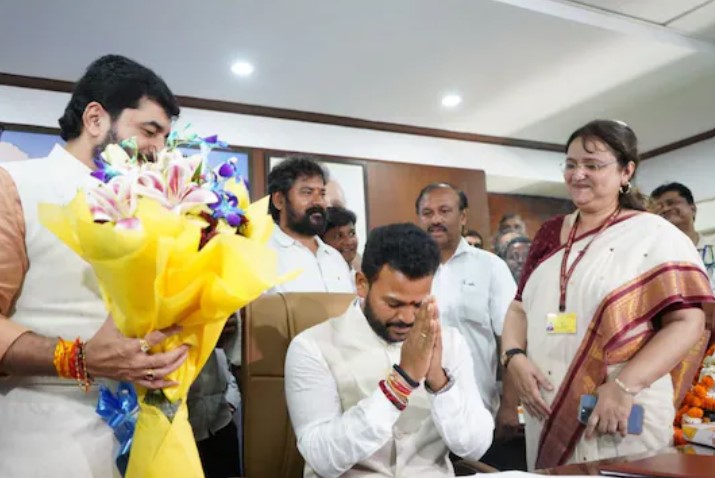 அமைச்சராகப் பொறுப்பேற்பதற்கு முன்பு  21 முறை ‘ஓம் ஸ்ரீ ராம்’ எழுதிய ராம் மோகன் நாயுடு